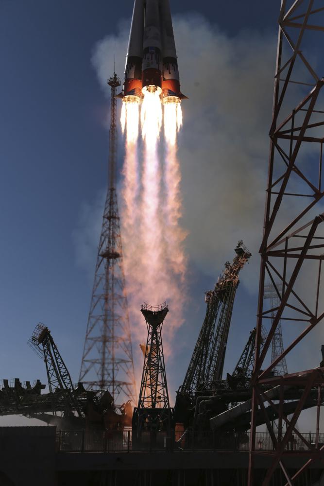 Uzayda çekilecek ilk film için Rus ekip yola çıktı